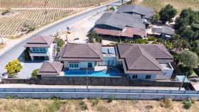 4 ห้องนอน บ้าน สำหรับขาย ใน พัทยาตะวันออก - Not In A Village