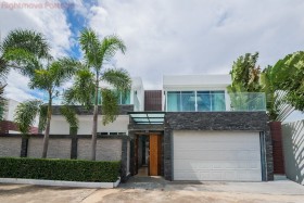 5 ห้องนอน บ้าน สำหรับขาย ใน พัทยาตะวันออก - Palm Lakeside Villas